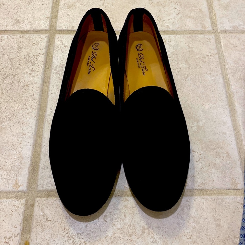 Del Loro mens Black Suede II with red stripe